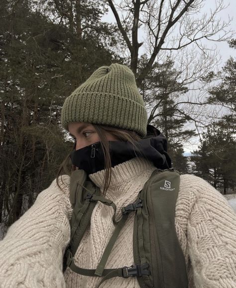 Wander Outfit, Outdoorsy Outfits, Surfergirl Style, Winter Aesthetics, Cute Hiking Outfit, Hiking Fits, Granola Girl Aesthetic, Hiking Outfits, Hiking Outfit Women