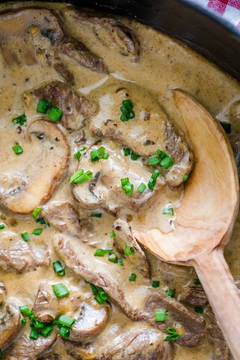 Classic Beef Stroganoff with tender strips of beef and mushrooms in an creamy Stroganoff sauce, served over noodles. An easy, one-pan, 30-minute recipe! #beefstroganoff #beefstroganoffrecipe #stroganoff #beef #beefrecipes #dinner #onepandinner #natashaskitchen Toni's Recipes, Stroganoff Sauce, Stroganoff Beef, Classic Beef Stroganoff, Natasha Kitchen, Natashas Kitchen, Best Beef Stroganoff, Beef Stroganoff Easy, Slow Cooker Beef Stroganoff