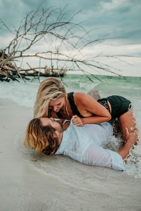 Couples Beach Photography, Lake Photoshoot, Beach Photo Session, Beautiful Love Images, Couples Hugging, Romantic Beach, Siesta Key, Cute Couples Hugging, Couple Photoshoot Poses