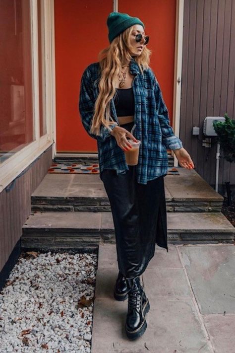 woman wearing flannel shirt with black maxi skirt and combat boots Flannel And Dress Outfit, Cute Flannel Outfits, Grunge Outfits Winter, Pnw Style, Flannel Fashion, Fall Flannel, Flannel Outfits, Cold Outfits, Winter Vibes