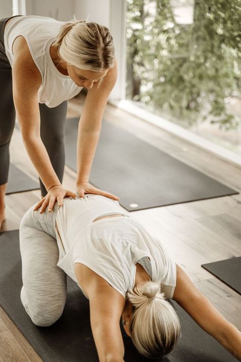 Yoga Class Photoshoot, Yoga Class Photography, Yoga Photoshoot Ideas Indoor, Pilates Photoshoot Ideas, Yoga Astethic, Yoga Class Aesthetic, Yoga Adjustments, Yoga Photography Photo Shoots, Pilates Photoshoot