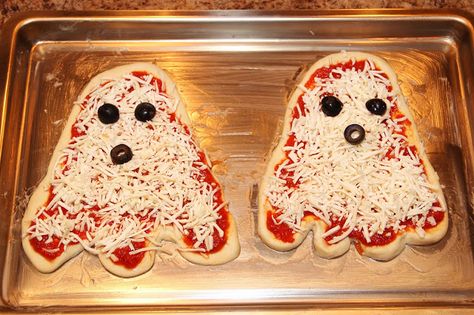 Ghost Pizza Pizza Dough Halloween Ideas, Pizza Ghost, Ghost Shaped Pizza, Pizza Shape Ideas, Spooky Pizza, Pizza Halloween, Ghost Pizza, Fall Pizza, Halloween Pizza