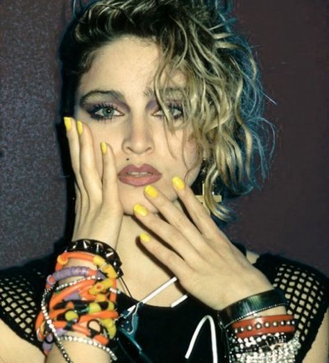 A ogni epoca il suo trucco: gli anni ’80! 80s Madonna, 1980s Makeup, Look 80s, Boyfriend Look, Madonna 80s, 80s Makeup, Yellow Nail, 80s Costume, 80s Look