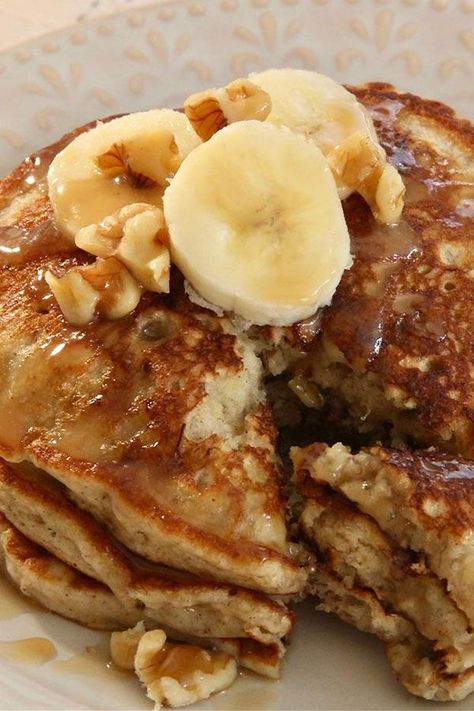 Looking for breakfast ideas? Try cooking these easy banana nut pancakes. Use walnuts, cinnamon, and bananas to cook the best banana pancakes for breakfast or brunch. Banana Walnut Pancakes, Banana Nut Pancakes, Nice Food, Dessert Aux Fruits, Banana Nut Bread, Pancakes Easy, Nut Bread, Banana Nut, Think Food