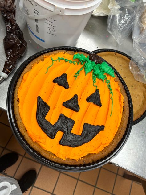 Round Halloween Cakes, Pumpkin Design Cake, Cookie Cake Halloween, Halloween Cookie Cake Ideas, Halloween Bakery Ideas, Fall Cookie Cakes, Fall Cookie Cake Designs, Halloween Cookie Cakes, Fall Cookie Cake