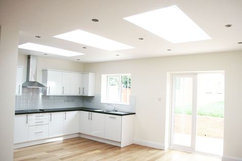 Velux Skylights Kitchen, Kitchen Sitting Areas, L Shape Kitchen Design, Flat Ceiling, Modern Kitchen Cabinet, Skylight Design, Skylight Kitchen, House Extension Plans, Bungalow Kitchen