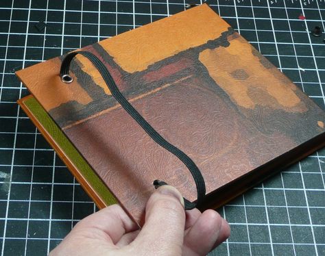 How to make an elastic closure for notebooks. Book Closures, Bridge Cards, Lift Bridge, Handmade Journals Diy, Bookbinding Tutorial, Book Binding Diy, Mini Album Tutorial, Diy Notebook, Mini Journal