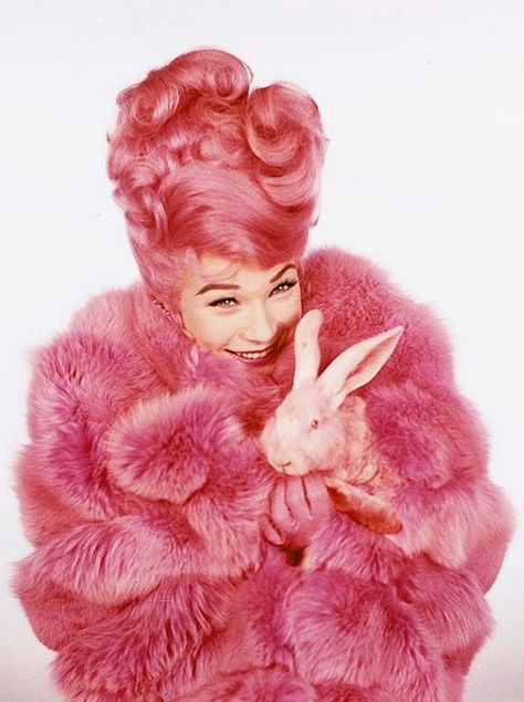 retrogoddess: Shirley MacLaine in What a Way to Go! (1964) Fluffy Aesthetic, Coco Fennell, What A Way To Go, Tout Rose, Glitter Rosa, Shirley Maclaine, Look Rose, I Believe In Pink, Frou Frou