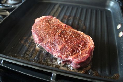 Grill Pan Steak, Grill Pan Recipes, Steak Ideas, Steak On Stove, Indoor Grill Recipes, Grilling Steak, Ways To Cook Steak, Strip Steak Recipe, Steak In Oven