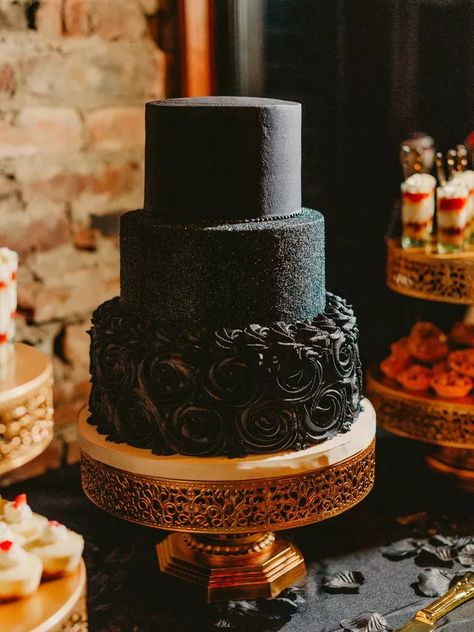 Alternating three-tier black wedding cake. Black Wedding Cake Ideas, Simple Wedding Cakes, Halloween Wedding Ideas, Gothic Wedding Cake, Black Wedding Cake, Gothic Wedding Theme, Art Deco Cake, Black Fondant, Wedding Cake Pops