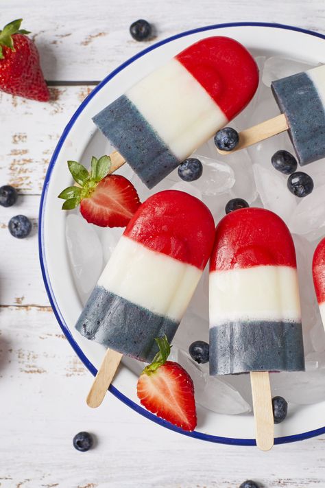 Bomb Pops, Homemade Fruit Popsicles, Healthy Popsicle Recipes, Popsicles Recipe, Bigger Bolder Baking, Bomb Pop, Ice Cream Pops, Healthy Yogurt, Homemade Popsicles