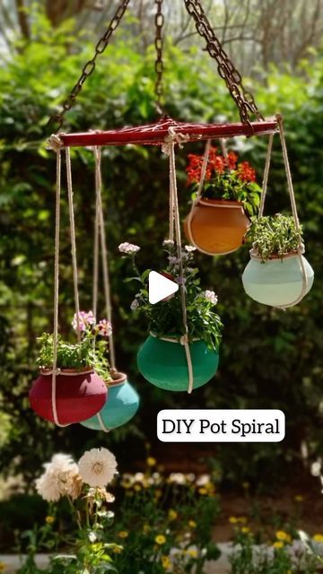 Hanging Plants Diy, Modern Porch, Garden Decor Projects, Garden Idea, Diy Plant Hanger, Garden Crafts Diy, Ideas For Easter Decorations, Diy Bottle Crafts, Art Decor Diy