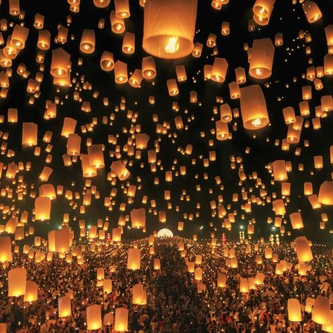 Lantern Festival Aesthetic, Floating Lantern Festival, Lantern Aesthetic, Aesthetic Disney, Floating Lanterns, Best Honeymoon Destinations, Sky Lanterns, Floating Lights, Best Honeymoon