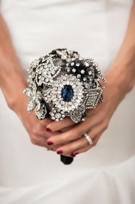 Brooch Bouquet Diy, Bling Bouquet, Small Wedding Bouquets, Jeweled Bouquet, Bridal Brooch Bouquet, Wedding Brooch Bouquets, Wedding Brooch, Brooch Bouquet, Brooch Bouquets