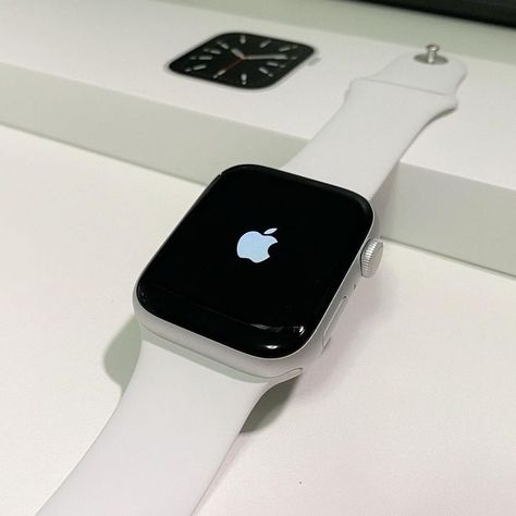 Apple Watch 2022, Apple Watch Aesthetic, White Apple Watch, Apple Watch White, Apple Watch Fashion, Tech Aesthetic, Pencak Silat, Iphone Obsession, White Watch