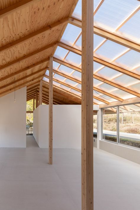 Gallery of House in Minohshinmachi / Yasuyuki Kitamura - 6 Timber House Design, Timber Architecture, Wood Roof, Wood Architecture, Roof Window, Roof Structure, Roof Design, Barn House, House Inspo