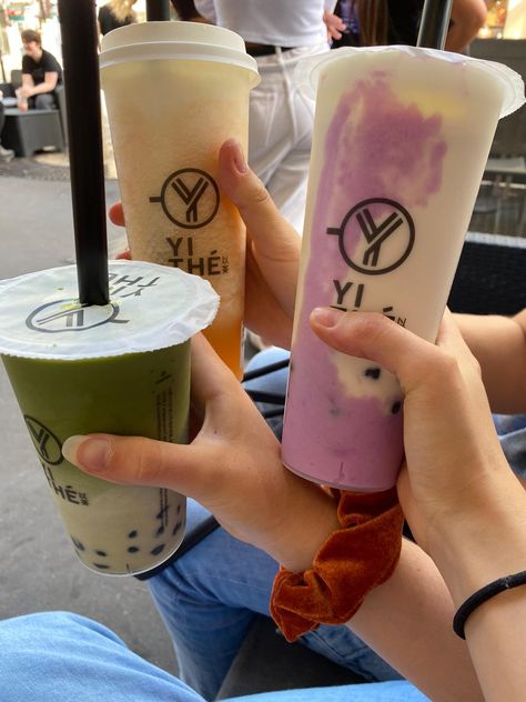 Colorful bubble tea drink Tea With Friends, With Best Friend, Bubble Tea Boba, Boba Drink, Friends Drinks, Colorful Drinks, Colorful Aesthetic, Sweet Drinks, Hijabi Girl