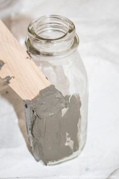 Concrete Vase Diy, Diy Cement Vase, Diy Painted Vases, Cement Vase, Old Glass Bottles, Mix Concrete, Concrete Diy Projects, Concrete Vases, Concrete Crafts