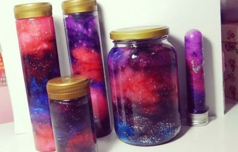 PROYECTO EL ESPACIO: METEMOS UN TROZO DE NEBULOSA EN UN BOTE Nebula Makeup, Nebula Actress, Nebula Illustration, Nebula Costume, Nebula Aesthetic, Nebula Projector, Marvel Nebula, Nebula Jars, Galaxy In A Bottle