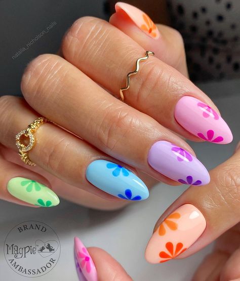 Flaunt your creativity with trendy summer nail art designs! From vibrant colors to tropical themes, express yourself with chic nail art ideas for the perfect summer look. Rainbow Nails Design, May Nails, Colorful Nails, Summery Nails, Blush Nails, Cute Gel Nails, Short Acrylic Nails Designs, Rainbow Nails, Nail Art Summer