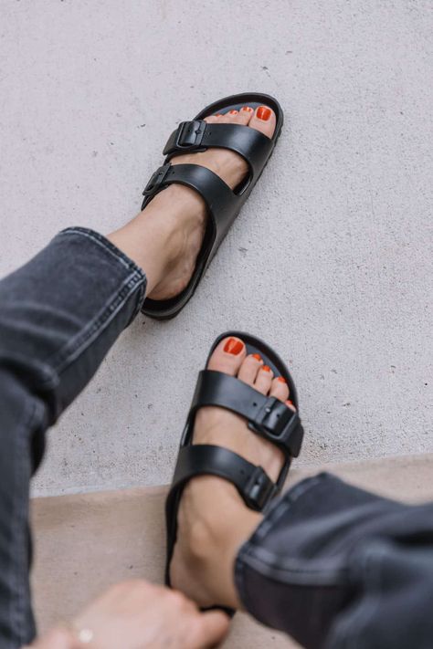 Check out how to style the plastic Birkenstock Arizona EVA sandal. Pair this trendy sandal with a monochromatic minimalist look like black high rise jeans and a black tee. Plastic Birkenstock Outfit, Eva Birkenstock Outfit, Birkenstock Arizona Outfit, Black Birkenstocks, Birkenstock Sandals Outfit, Popular Sandals, Plastic Sandals, Birkenstock Outfit, Arizona Eva