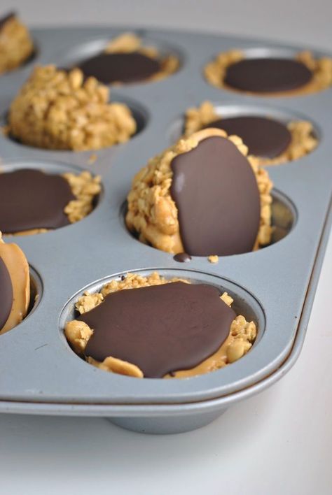 Granola Cups, Biscuits Diététiques, Peanut Butter Granola, Melting Chocolate Chips, Healthy Sweets Recipes, Weekly Menu, Cereal Recipes, Muffin Tin, Healthy Sweets