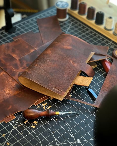 Making . Some chaos on the workbench. #handmade #nyleatherworks #bespokeleather #leathercraft #madeinusa #fineleathergoods #leather #leathergoods #leatherwork #smallluxury #ny #handcraft #california Leatherworking Aesthetic, Leather & Lark Aesthetic, Leatherwork Aesthetic, Leather Shops, Off Grid, Workbench, Leather Working, Leather Craft, Vision Board