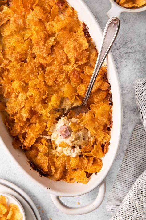 This chicken cordon bleu casserole is comfort food at its finest! Made with a super creamy sauce and topped with corn flakes. Enjoy! Corn Flake Chicken, Cordon Bleu Sauce, Cheesy Casserole Recipes, Corn Flake, Cordon Bleu Casserole, Noodle Casserole Recipes, Chicken Cordon Bleu Casserole, Chicken Bacon Ranch Casserole, Easy Chicken Parmesan