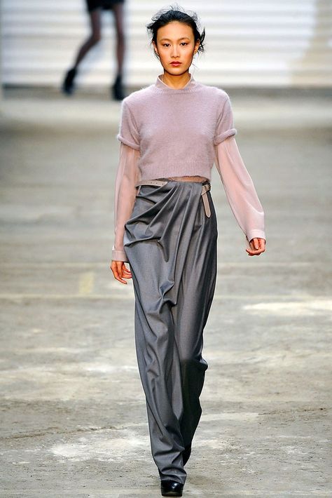 Cerruti Fall 2010 Ready-to-Wear Fashion Show - Shu Pei Qin Draped Pants, Drape Pants, Man Fashion, Work Inspiration, Grey Pants, Fashion Details, Sewing Inspiration, Modern Luxury, Runway Fashion