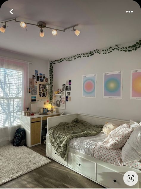 (𝐧𝐨𝐭 𝐦𝐢𝐧𝐞) 20 Year Old Bedroom Aesthetic, College Room Makeover, Small Room Vintage Decor, 2023 Dorm Trends, Cosy Minimalist Bedroom, Cute Simple Bedroom Ideas, Single Bed Bedroom Ideas Aesthetic, Small Aesthetic Bedroom, Little Bedroom Ideas