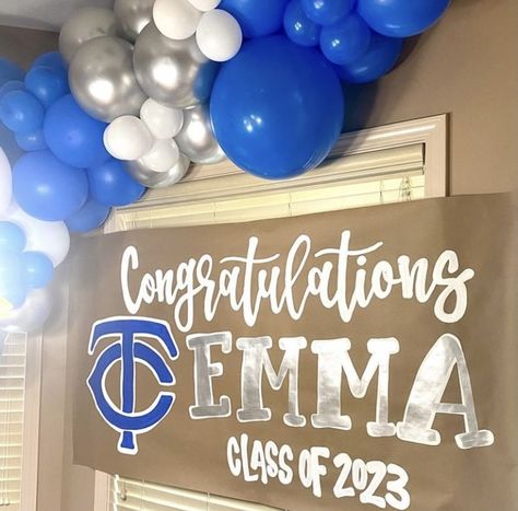 Grad Banner Painted, Graduation Banner Ideas High Schools, Brown Paper Banner Graduation, Grad Party Banner Painted, Grad Party Banner Ideas, Grad Banner Ideas, Painted Graduation Banner, Graduation Banner Ideas, Diy Graduation Banner