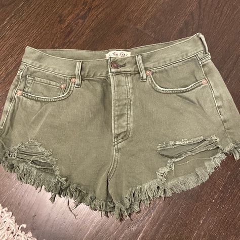 Army green jean shorts Green Jean Shorts, Army Green Jeans, Free Pants, Army Green Shorts, Ripped Jean Shorts, Nice Clothes, Green Jeans, Tokio Hotel, Mini Shorts