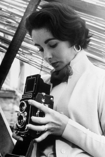 Elizabeth Taylor with a Rolleiflex Rolleiflex Camera, Girls With Cameras, Diane Arbus, Violet Eyes, Old Cameras, Classic Camera, Old Camera, Photo Vintage, Olivia Palermo