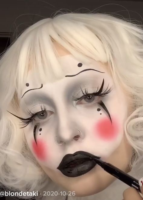 Feminine Clown Makeup, Clown Makeup Drawing, Halloween Jester Costume, Alternative Clown Costume, Clown White Makeup, Classic Clown Makeup, Moon Clown Makeup, Pierott Clown Makeup, Black And White Clown Outfit