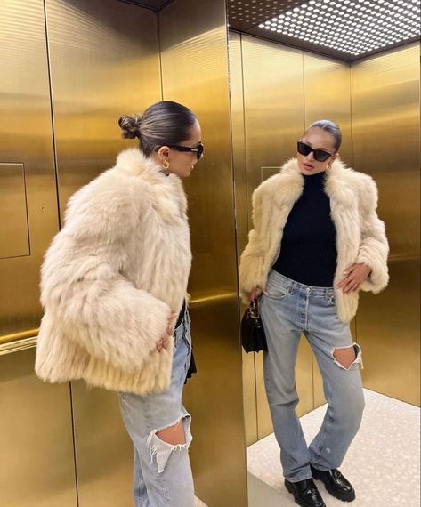 Fur Style Outfit Ideas, London Fashion Week 2023, Faux Fur Jacket Outfit, Fur Coat Street Style, Faux Fur Coats Outfit, Fur Jacket Outfit, Colorado Fashion, White Fur Jacket, Fur Coat Outfit