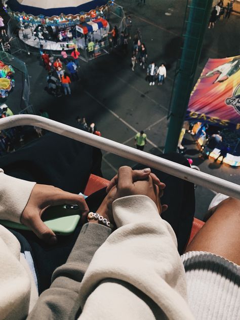 Couple Ferris Wheel Aesthetic, Rollercoaster Couple Aesthetic, Couples At The Fair At Night, Cute Carnival Pictures Couple, State Fair Pictures With Boyfriend, Fair Poses With Boyfriend, Couple On Roller Coaster, Cute Fair Picture Ideas, Carnival Picture Ideas Couple