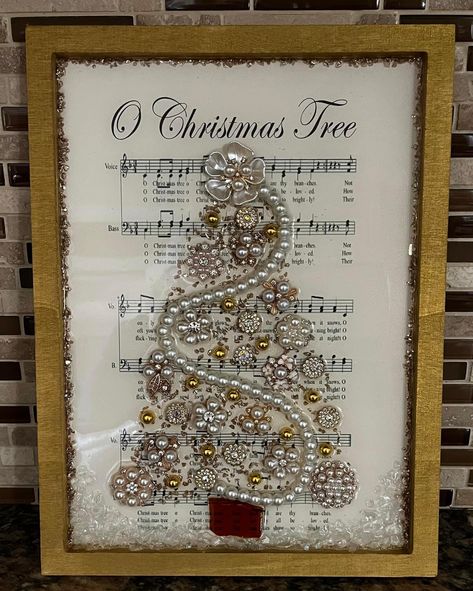 Brooch Christmas Tree Diy, Upcycle Old Jewelry Craft Ideas, Jewelry Pictures Ideas Projects, Jewelry Christmas Tree How To Make A, Button Pictures, Old Jewelry Repurposed, Button Christmas Tree Picture, Christmas Tree Button Art, Framed Jewelry Christmas Tree