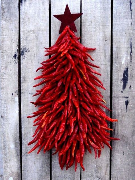 Red chillies, Christmas garland, star, tree, natural decorations Mexico Christmas, Favorite Christmas Songs, Mexican Christmas, Tropical Christmas, Tree Wreath, Hanging Christmas Tree, Cowboy Christmas, Burlap Christmas, Christmas Tree Wreath