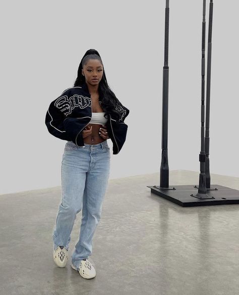 Yeezy Foams Outfit Women, How To Style Foam Runners Women, Sand Foam Runners Outfit, Yeezy Foam Runner Outfit Black Women, Outfits With Foam Runners, Foam Runner Outfit Black Women, Foam Runner Outfits, Foam Runners Outfit, Yeezy Foam Runner Outfit