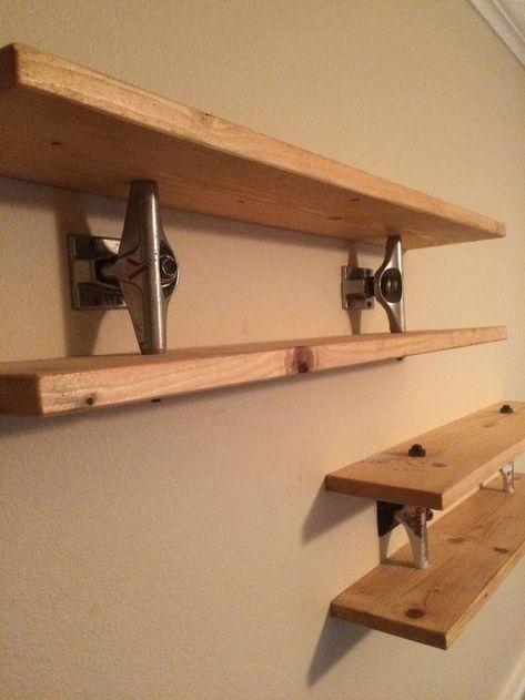 Skateboard Furniture Diy, Recycled Skateboard Ideas, Old Skateboard Ideas Diy, Skateboard Headboard, Old Skateboard, Skateboard Shelves, Skateboard Room, Skateboard Furniture, Skateboard Decor