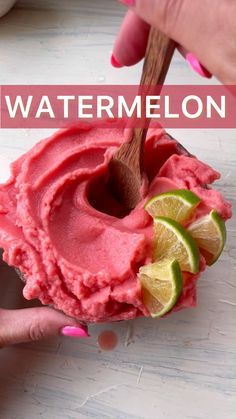 Watermelon Smoothie Bowl, Watermelon Smoothie, Resep Smoothie, Easy Healthy Smoothies, Smoothie Drink Recipes, Easy Smoothie Recipes, Dandelion Recipes, Healthy Drinks Recipes, Tasty Baking