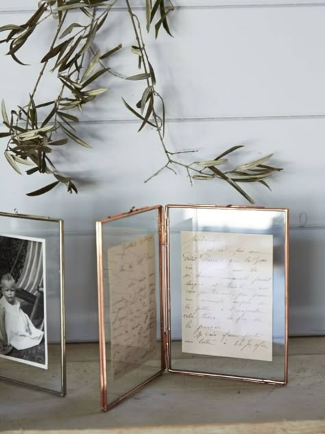 Framed Handwritten Letters, Wedding Photo Display, Glass Photo Frames, Famous Interior Designers, Diy Wedding Gifts, Casa Vintage, בר מצווה, Old Wall, Photo Display