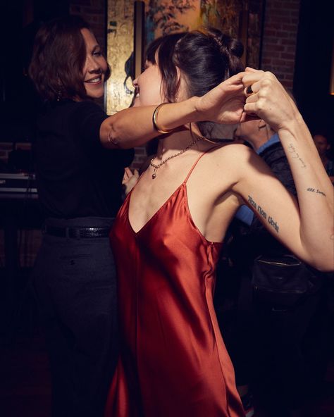 The Lost Daughter, Lost Daughter, Dakota Mayi Johnson, Dakota Johnson Style, Maggie Gyllenhaal, Dakota Johnson, Photo Instagram, Carolina Herrera, New Movies