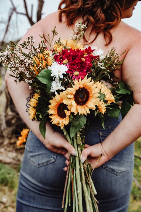 Empowering Poses Women, Empowerment Photoshoot Ideas, Photo Shoot With Flower Bouquet, Flowers As A Top Photoshoot, Floral Top Photoshoot, Wildflower Bouquet Photoshoot, Pose Ideas Group, Flower Photoshoot Aesthetic, Western Photoshoot Ideas Flowers