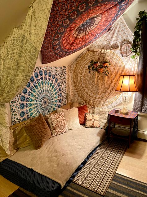 Bohemian Day Bed, Room Design With Tapestry, Relaxing Space Ideas, Diy Relaxation Room, Corner Bed Tapestry, Reading Meditation Corner, Spiritual Boho Bedroom, Corner Tapestry Bedroom, Bedroom Meditation Corner