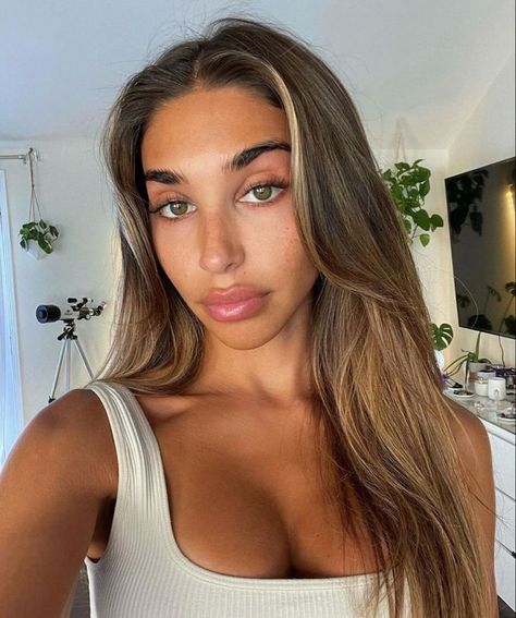 Chantel Jeffries Hair, Chantel Jefferies, 2023 Hair Color, Lighter Hair, 2023 Hair, Chantel Jeffries, Summer Hair Color, Hair Inspiration Color, Face Card