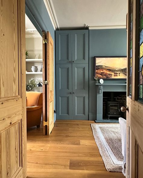 The Best Color Drenching Interior Ideas - Decoholic English Country House Paint Colors, Selvedge Living Room, English Country Living Room Ideas, De Nimes Living Room, Blue Moody Living Room, Color Drenching Kitchen, Selvedge Farrow And Ball, Farrow And Ball Selvedge, Blue Paint Living Room