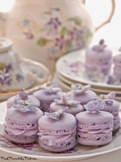 12 Perfectly Dreamy Afternoon Tea Party Ideas - Alison Coldridge Purple Macaroons, Kue Macaroon, Patisserie Fine, Macaron Cookies, French Macaroons, Tea Party Food, Macaron Recipe, Afternoon Tea Parties, Think Food