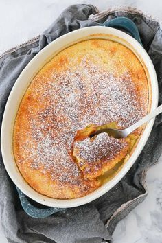 Suurlemoen Poeding, Winter Puddings, Lemon Pudding Recipes, Lemon Delicious, Sponge Pudding, Dessert Lemon, Comfort Food Desserts, Self Saucing Pudding, Winter Dessert