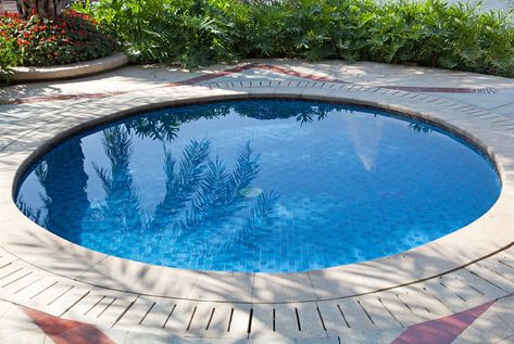 Small round dipping pool with concrete patio #swimmingpool #smallpool #backyardpool Cheap Inground Pool, Spool Pool, Small Pools Backyard, Small Inground Pool, Kleiner Pool Design, Pools For Small Yards, Small Swimming Pools, Diy Swimming Pool, Round Pool